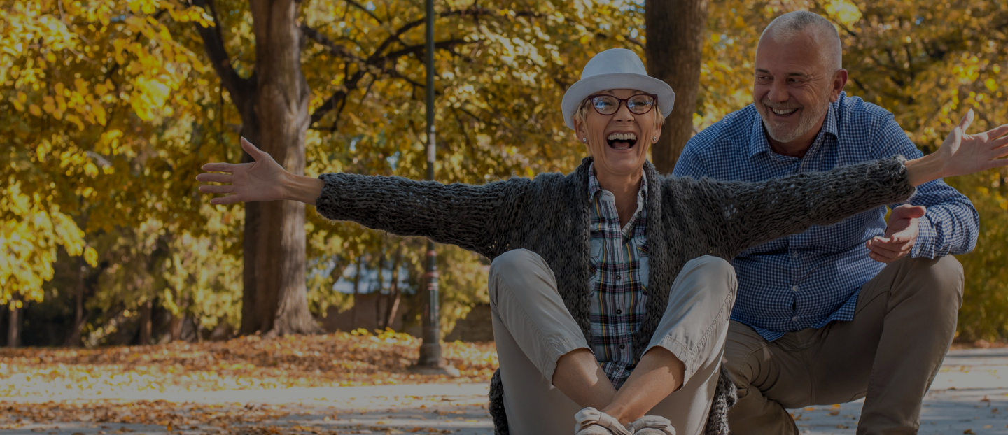 couple-personnes-agees-femme-assise-skate-dans-parc 1.png